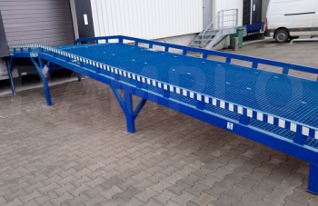 Stationäre rampe für LKW mit horizontalen Plattform